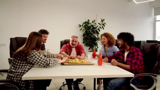 Grupa Przyjaciół Pijących Jedzących Razem Pizzę Śmiejący Się Współpracownicy Cieszący — Wideo stockowe
