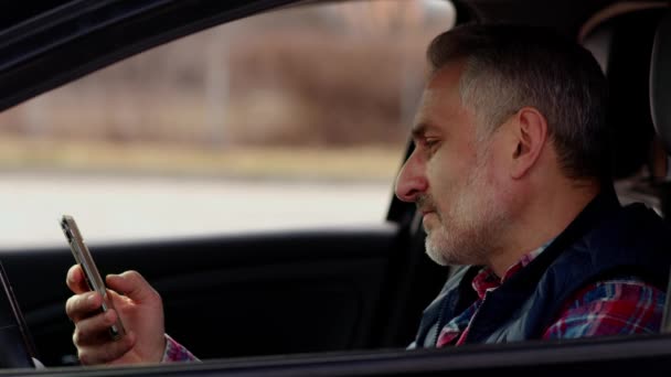Arabasında Telefonu Olan Sakallı Bir Adamın Yan Görüntüsü Arabada Oturan — Stok video