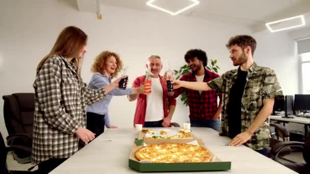 Feliz Equipo Trabajo Comiendo Pizza Oficina Grupo Compañeros Trabajo Que — Vídeos de Stock