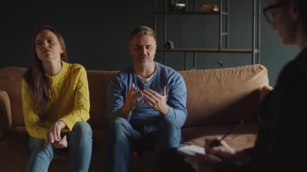 Vrouw Wordt Boos Terwijl Haar Man Praat Met Familie Psycholoog — Stockvideo