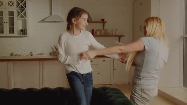 Gülümseyen Anne Kız Evde Dans Ediyor Genç Bir Kadın Çocuğuyla — Stok video