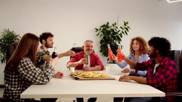 Śmiejący Się Koledzy Wiwatujący Pijący Napoje Współpracownicy Świętują Coś Biurze — Wideo stockowe