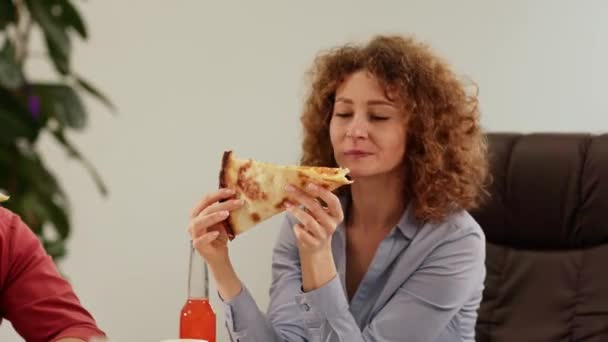 Rødhåret Kvinde Sidder Ved Bord Med Kolleger Spiser Pizza Kontorarbejderne – Stock-video