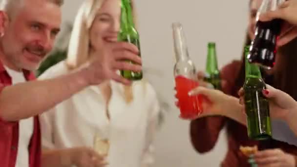Uśmiechnięci Ludzie Piją Kieliszki Alkoholem Czymś Rozmawiają Pracownicy Biurowi Mieli — Wideo stockowe