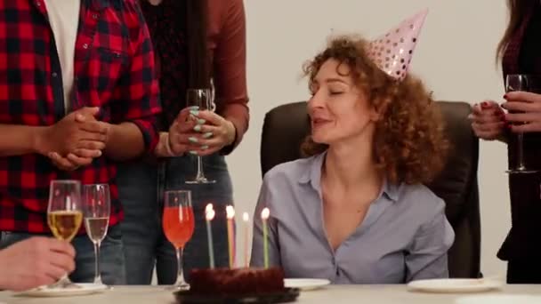 Funcionário Celebra Seu Aniversário Com Seus Colegas Uma Mulher Cabelos — Vídeo de Stock