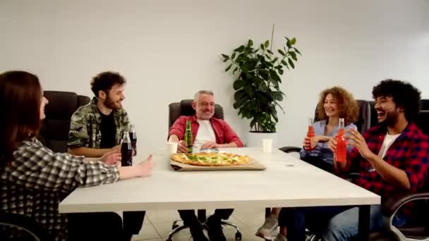 Uśmiechnięci Koledzy Jedzący Pizzę Grupa Współpracowników Świętuje Coś Razem Wysokiej — Wideo stockowe