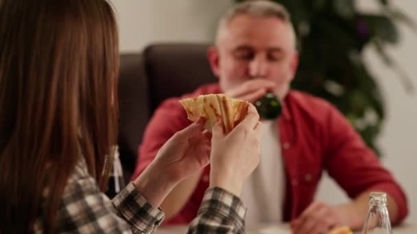 Kantoormedewerkers Eten Pizza Drinken Alcohol Tijdens Een Feestje Een Team — Stockvideo