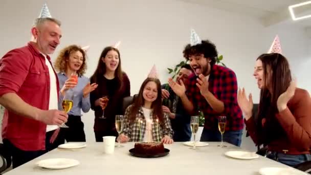 Jonge Brunette Viert Een Verjaardag Kantoor Met Collega Kantoormedewerkers Feliciteren — Stockvideo