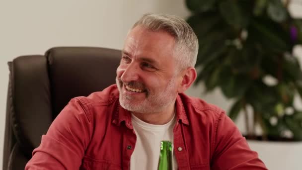 Glimlachende Grijsharige Man Drinkt Alcohol Samen Met Zijn Collega Een — Stockvideo