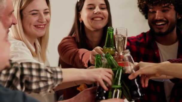 Grupa Ludzi Pije Kieliszki Alkoholem Wznosi Toast Pracownicy Urządzili Małe — Wideo stockowe