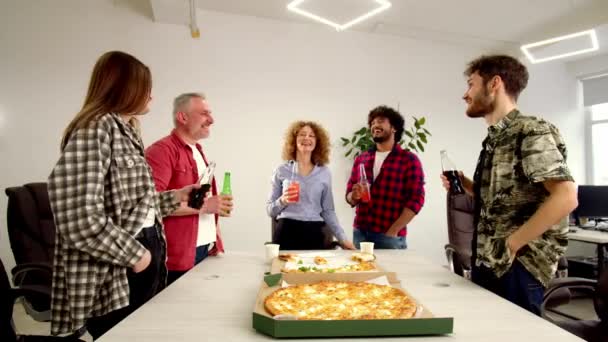 Smějící Spolupracovníci Slaví Úspěšný Projekt Usmívající Lidé Jedí Pizzu Kanceláři — Stock video