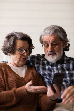 Son sınıf çifti internette internette gezerken koltukta oturup birbirlerine sarılıyorlardı. Cep telefonu kullanıcıları Mobil Uygulama Kullan. İletişim Konsepti. Yüksek kalite fotoğraf