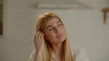 Oldukça düşünceli bir sarışın karar verir, düşünür, düşünür. Şirin kız geleceği düşünüyor. Yüksek kalite 4k görüntü