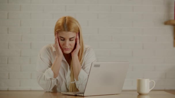 Genç Bağımsız Bir Kadın Dizüstü Bilgisayarla Zaman Geçirdikten Sonra Baş — Stok video