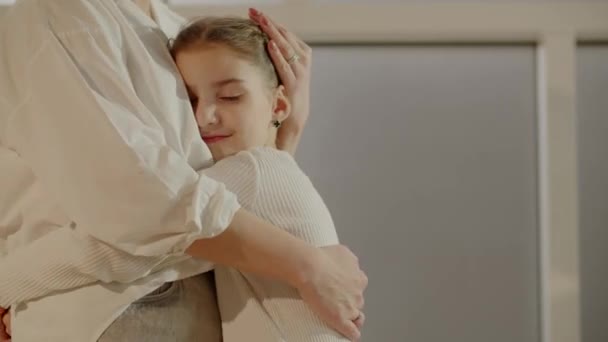 Αγαπημένη Μητέρα Αγκαλιάζεται Την Κόρη Της Στο Σπίτι Εκφράζοντας Αγάπη — Αρχείο Βίντεο