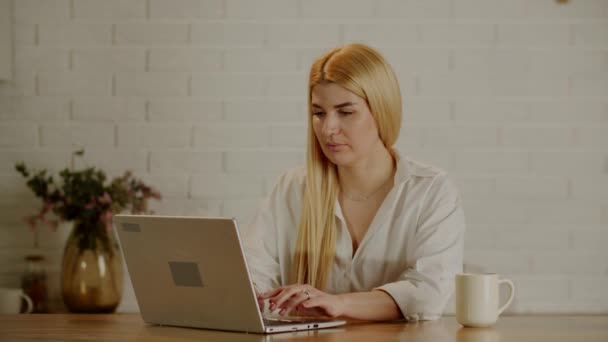 Geschäftsfrau Arbeitet Hause Laptop Attraktive Geschäftsfrau Die Online Mit Laptop — Stockvideo