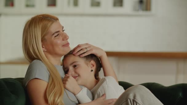 可爱的谈论一个美丽的金发母亲和她的小女儿 这个女孩躺在母亲的胸前 谈得很愉快 高质量的4K镜头 — 图库视频影像