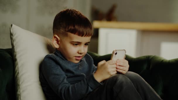 Dos Niños Pequeños Sin Padres Teléfono Inteligente Interés Generación Más — Vídeos de Stock