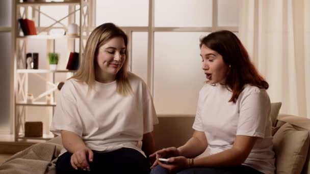 Dwie Młode Dziewczyny Będą Aktywnie Uczestniczyć Dyskusji Blondynka Brunetka Siedzą — Wideo stockowe