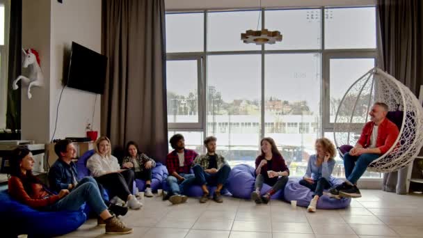 Ofis Çalışanları Koltuklarda Oturmuş Bir Şeyler Tartışıyorlar Ortakları Dinlenme Odasında — Stok video