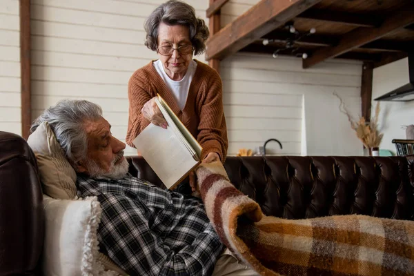 Ein Grauhaariger Mann Fortgeschrittenen Alters Schlief Auf Einem Weichen Sofa — Stockfoto