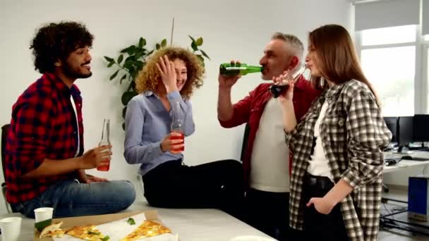 Lachende Collega Genieten Van Pizza Drankjes Werkdag Vriendengroep Heeft Een — Stockvideo