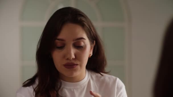 Jovem Morena Atraente Uma Camiseta Branca Aplica Creme Rosto Conceito — Vídeo de Stock