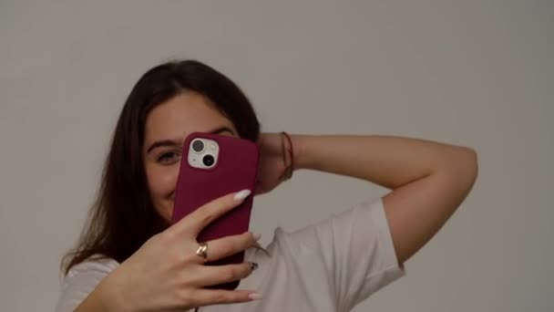 Jovem Morena Gravando Vídeo Engraçado Seu Smartphone Menina Bonito Dançando — Vídeo de Stock