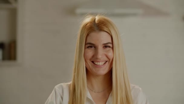Wanita Muda Yang Bahagia Dengan Kemeja Putih Tersenyum Seorang Gadis — Stok Video