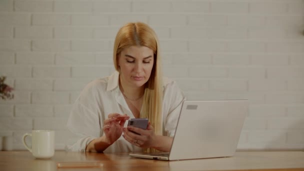 Jonge Aantrekkelijke Blonde Die Thuis Werkt Freelance Vrouw Check Elektronische — Stockvideo