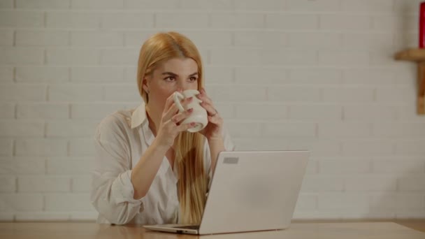 Een Jonge Freelancer Vrouw Dacht Hoe Haar Bedrijf Naar Technologische — Stockvideo
