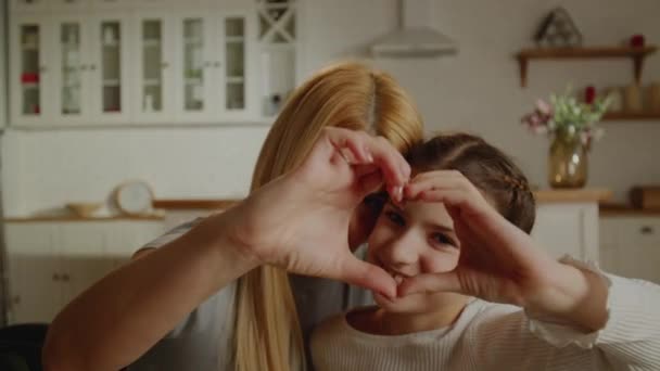 Anne Kızı Eğleniyor Kalp Hareketleriyle Selfie Çekiyorlar Gülümseyen Anne Küçük — Stok video
