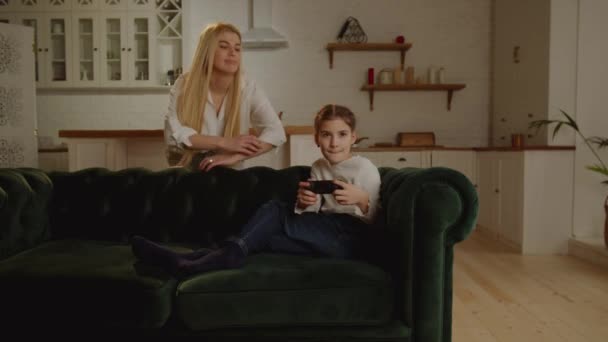 Μια Μικρή Κόρη Παίζει Βιντεοπαιχνίδια Και Μητέρα Της Της Θυμίσει — Αρχείο Βίντεο