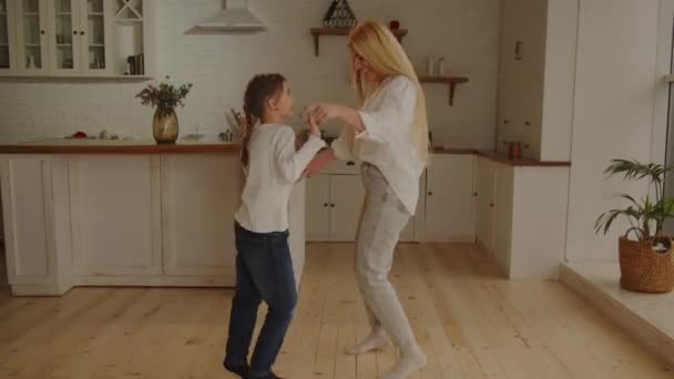 Full Length View Mother Daughter Holding Hands While Dancing Home — Stock Video