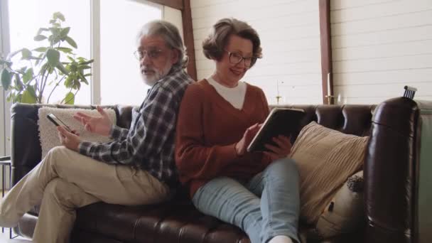 Processus Tir Campagne Gadget Couple Retraité Utilisant Smartphone Tablette Numérique — Video