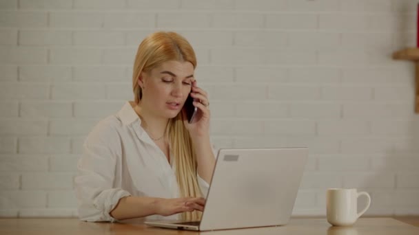 Evde Çalışan Genç Bir Kadını Çalışma Masasında Dizüstü Bilgisayarla Oturuyor — Stok video