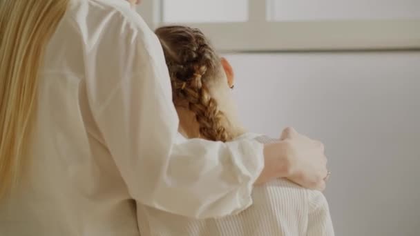 リアビュー 母親の肩で彼女の娘を抱いている 母親の愛とサポートの症状 高品質4K映像 — ストック動画
