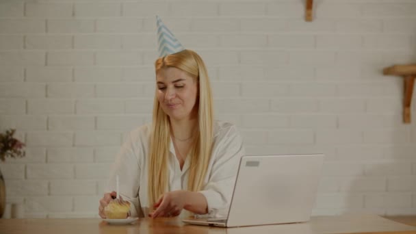 一个女人在家网上工作 庆祝她的生日 点上蜡烛 许个愿 然后把它吹灭 她花时间自己 高质量的4K镜头 — 图库视频影像