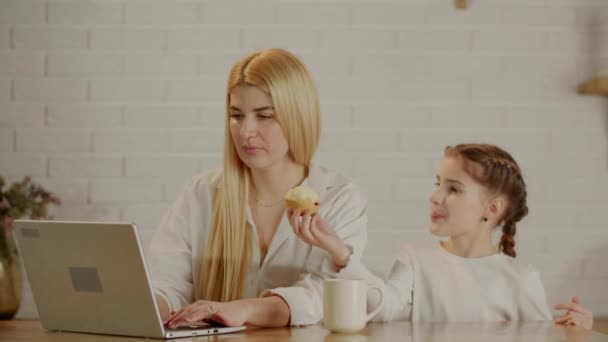 Mama Pracuje Laptopie Jej Córka Zaprasza Babeczkę Asystentka Matki Wysokiej — Wideo stockowe