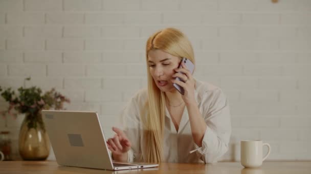 Succesvolle Vrouwelijke Freelancer Onderhandelt Aan Telefoon Zakelijke Vrouw Belt Een — Stockvideo