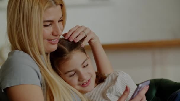 Glücklich Lächelnde Blonde Mutter Und Tochter Stylischer Freizeitkleidung Entspannt Hause — Stockvideo