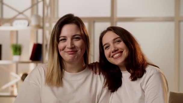 Εσωτερικό Βίντεο Δύο Χαμογελαστών Κοριτσιών Ελκυστικές Φίλες Κοιτάζουν Την Κάμερα — Αρχείο Βίντεο
