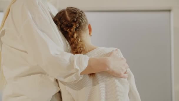Мама Ніжно Обіймає Дочку Ніжно Гладить Плече Мама Дочкою Білому — стокове відео