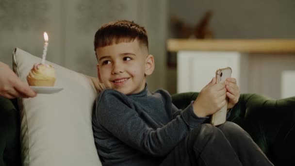 Усміхненому Хлопчику Дають Шматочок Святкового Кексу Малюк Смотриноном Радіє Святковій — стокове відео