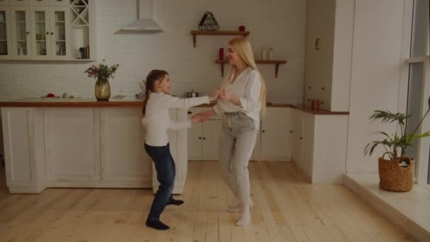 Смеющаяся Женщина Держащаяся Руки Дочерью Танцуя Дома Молодая Мама Ребенок — стоковое видео