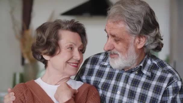 Ein Älteres Ehepaar Ein Grauhaariger Ehemann Umarmt Sanft Seine Alternde — Stockvideo