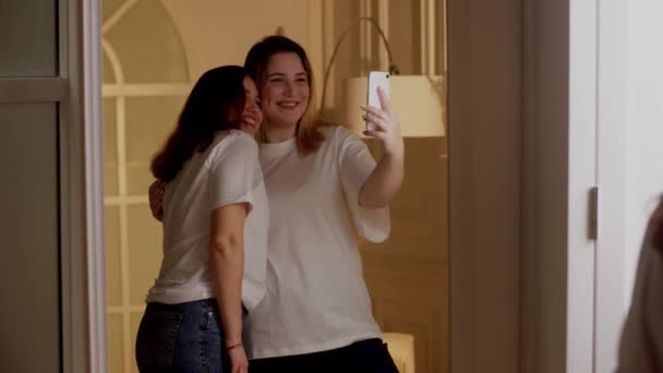 Meninas Sorridentes Casal Tomando Selfie Com Sinal Paz Amigos Sexo — Vídeo de Stock