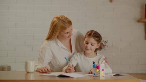 Madre Bionde Aiuta Sua Figlia Fare Compiti Scritti Bella Donna — Video Stock