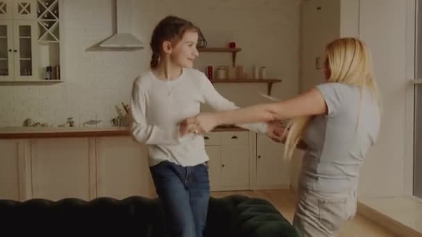 Sonrientes Madre Hija Bailando Casa Mujer Joven Divirtiéndose Con Hijo — Vídeos de Stock