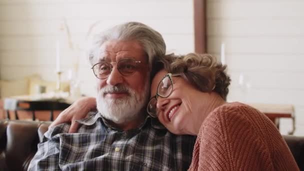 Joyeux Couple Mature Chic Qui Serre Dans Ses Bras Lie — Video
